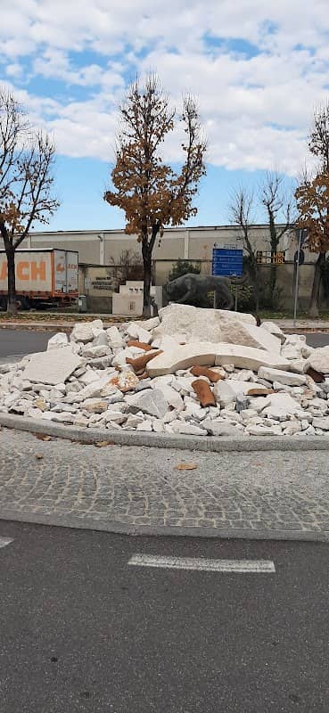 Scultura commemorativa dei cani da soccorso - Image 1
