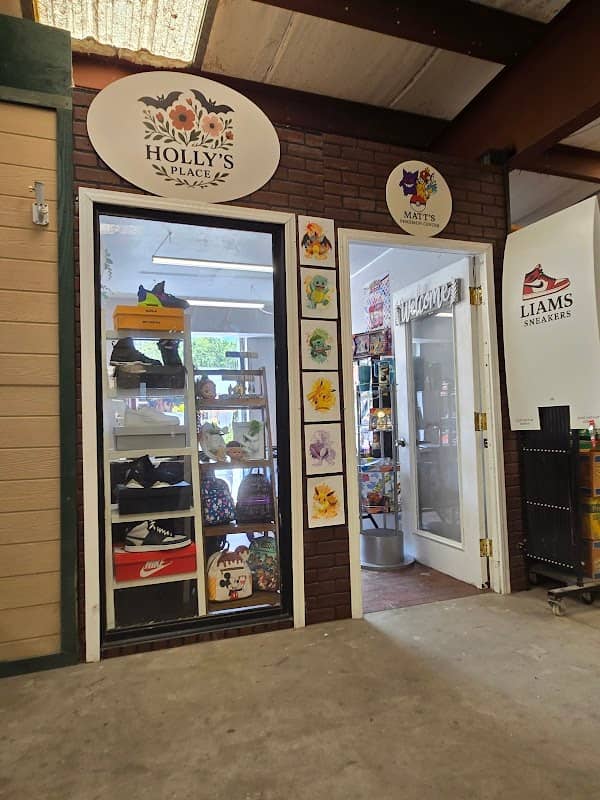 Holly's Place - Image 1