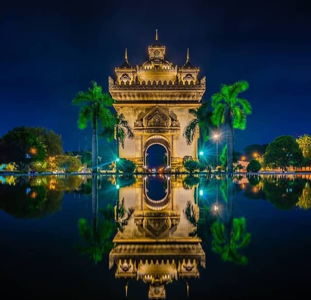 Patouxai Fountain - Image 1
