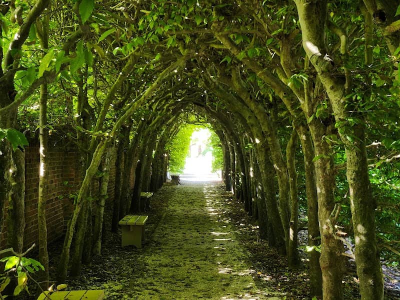 Palace Gardens - Image 2