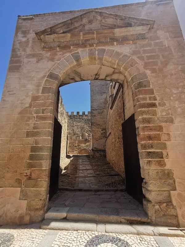 Puerta del Capitel - Image 2