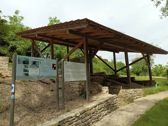 Alte Kalkoffen und alte Waschbrunnen - Image 1