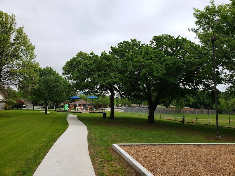 Dewey Tennant Park - Image 1