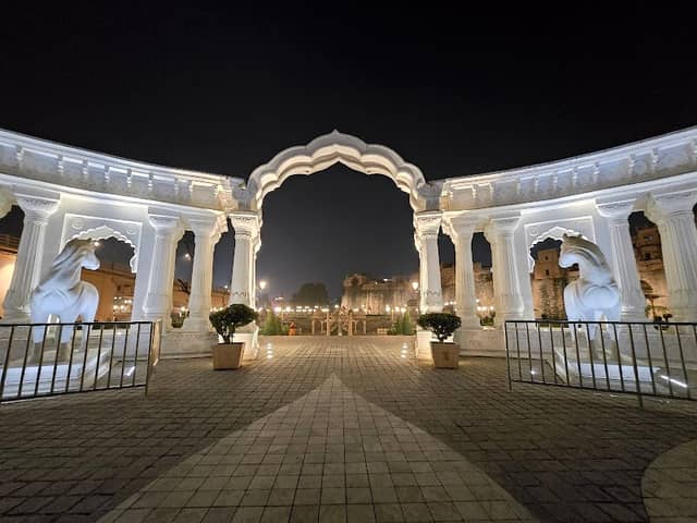 horse statues - Image 1