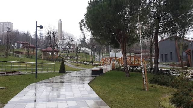 Park, Yesil Alan Ve Cafeterya. - Image 1