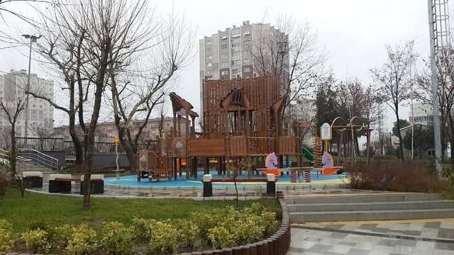 Park, Yesil Alan Ve Cafeterya. - Image 3