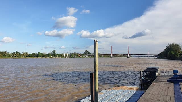 Boat dock boat crossing Mahakam Kumala Island - Image 1