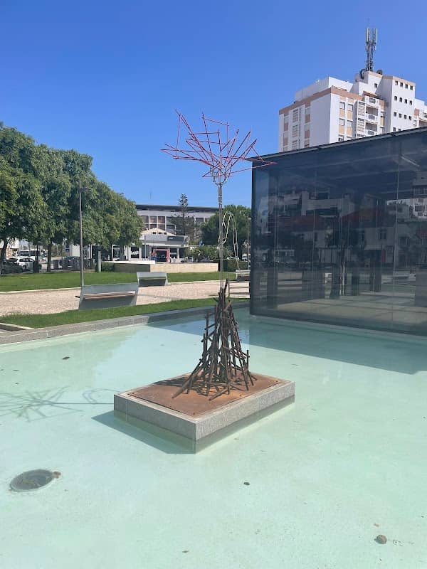 Escultura Cravos de Abril - Image 2
