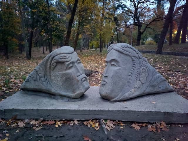 Aleya Skulʹptur "Zhyvyy Kaminʹ" - Image 1