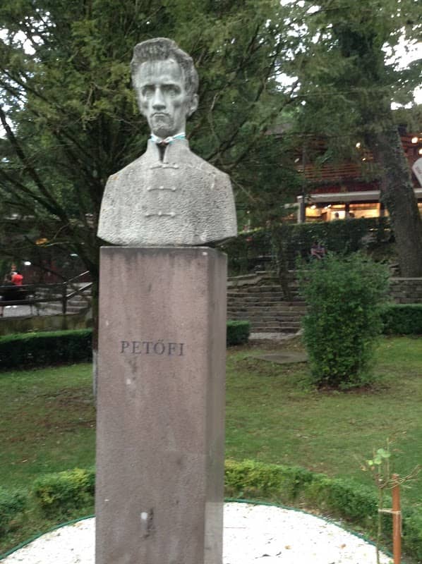 Szökőkút és szobrok - Image 1