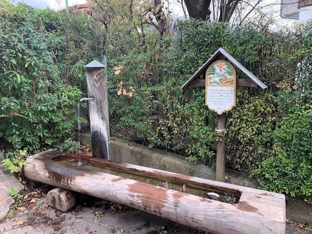 Trogbrunnen mit Gedenktafel - Image 1