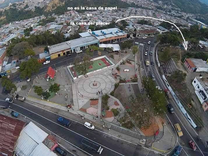 Plaza Francisco de Miranda, La Floresta - Image 1