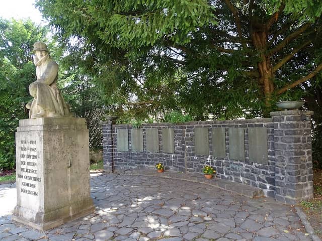 Kriegerdenkmal - Image 1