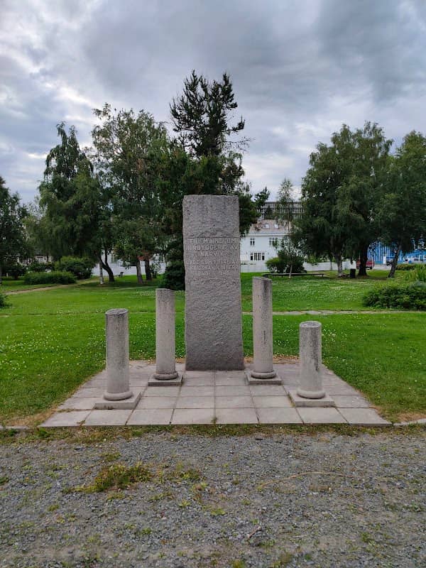Memorial monument for people that day in the second world War - Image 1