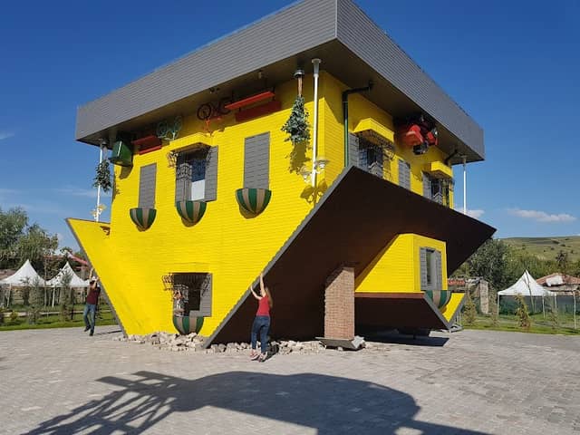 Upside down house - Image 1