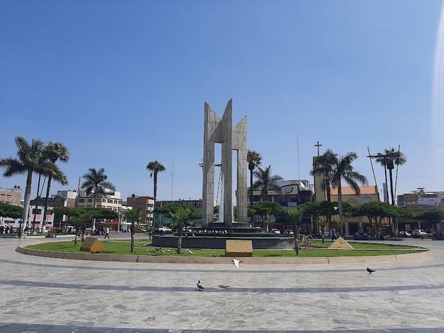 Chimbote Main Square - Image 1