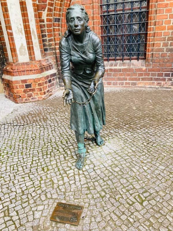 Grete Minde Monument - Image 1