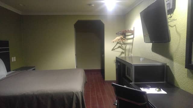 Derrick Inn Motel - Image 2