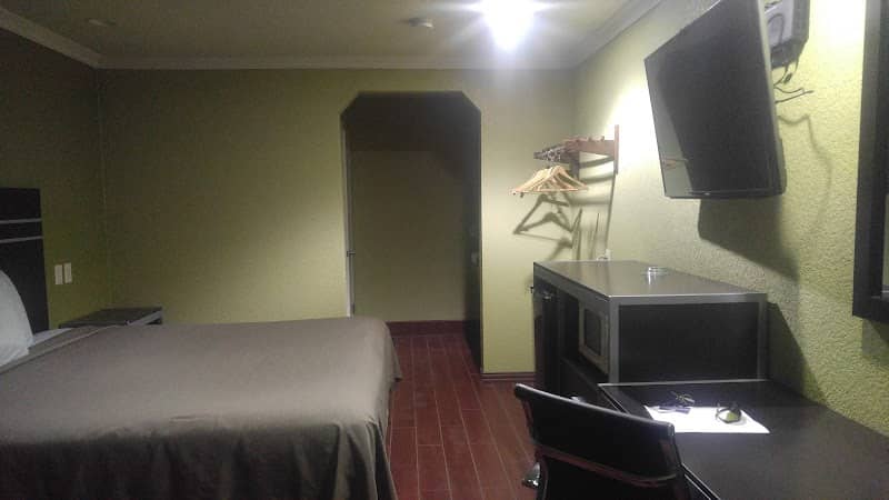 Derrick Inn Motel - Image 2