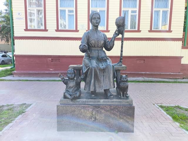 Pamyatnik "Russkim Zhonam - Bereginyam Semeynogo Ochaga" - Image 1