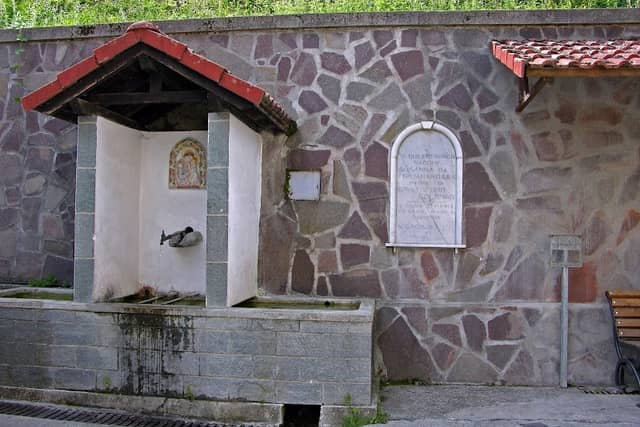Fontana di Fontanarossa con Lapide di Susanna Fontanarossa - Image 1