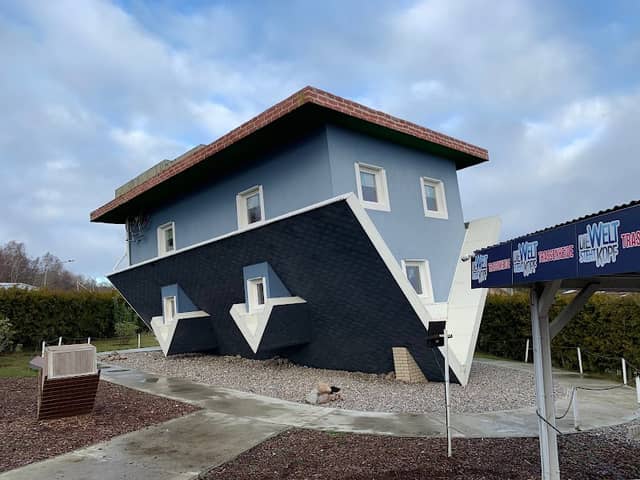 The world is upside down - Image 1
