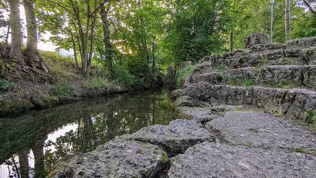 Sitzgelegenheiten am Fluss - Image 1