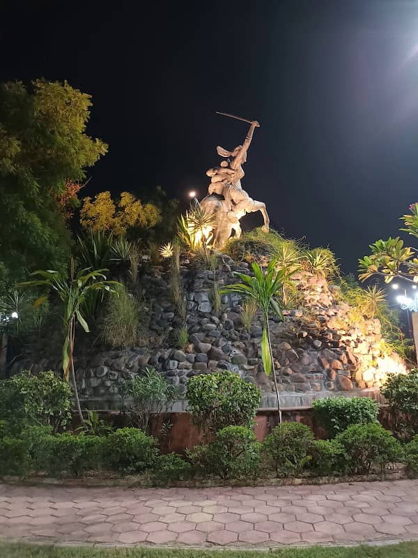Rani Lakshmi Bai Statue - Image 1