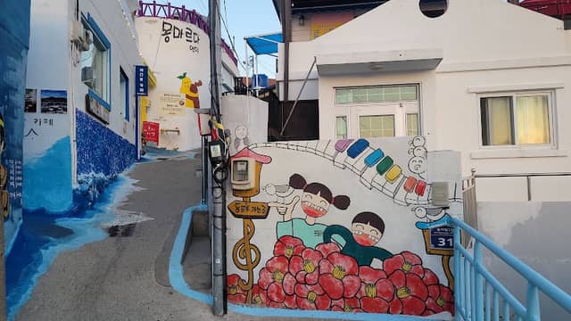 동피랑 벽화마을 - Image 1