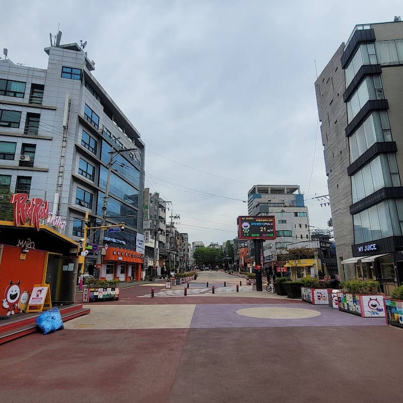 Red Road Clock - Image 1