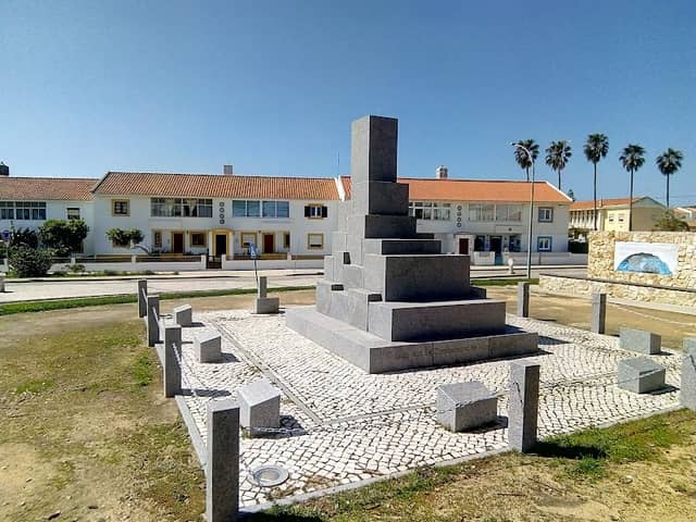 Monumento em Homenagem aos Combatentes - Image 1