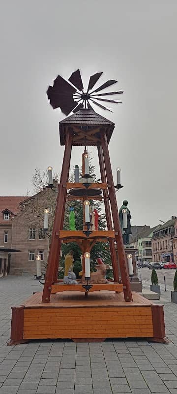 Weihnachtspyramide vor der Kirche - Image 1
