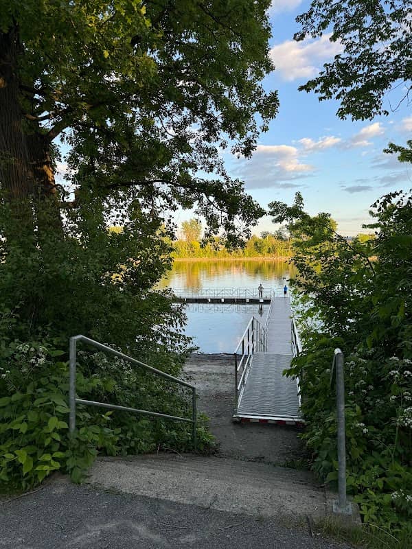 Parc Aristide-Laurier Shores Park - Image 1
