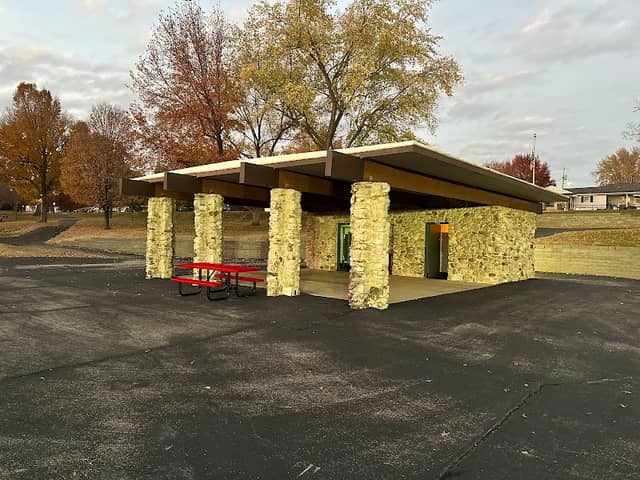 Shelter & restrooms - Image 1