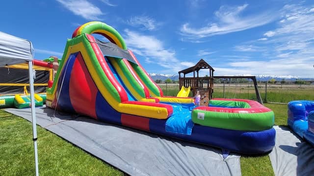 Mama Bears Bounce Houses - Image 1