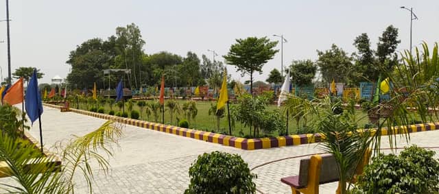 Model Park Manjhanpur - Image 1