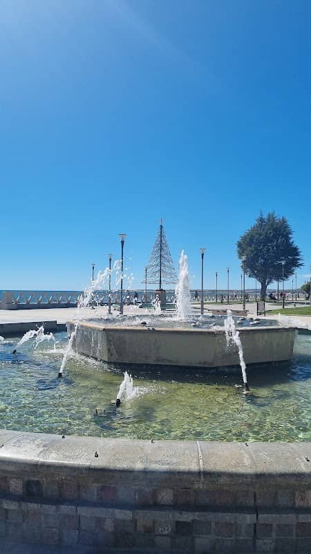 Fuente de agua sobre la rambla - Image 1