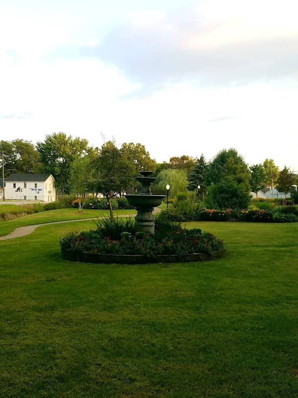Fountain Park - Image 1