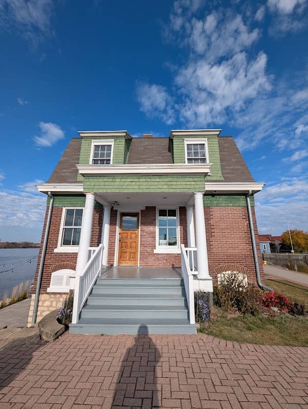 Locktender building - Image 1
