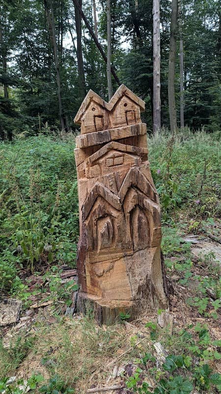 Kunstvolle Schnitzereien mitten im Wald - Image 2