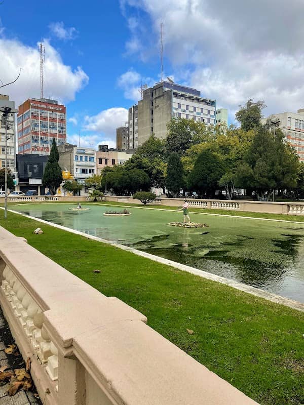 Estátua Guri da Praça - Image 1
