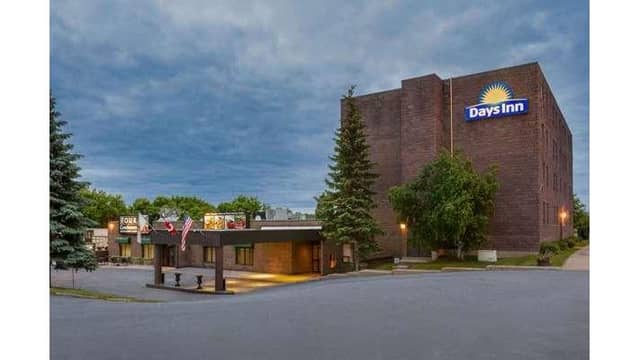 Days Inn by Wyndham Renfrew Conference Centre - Image 1