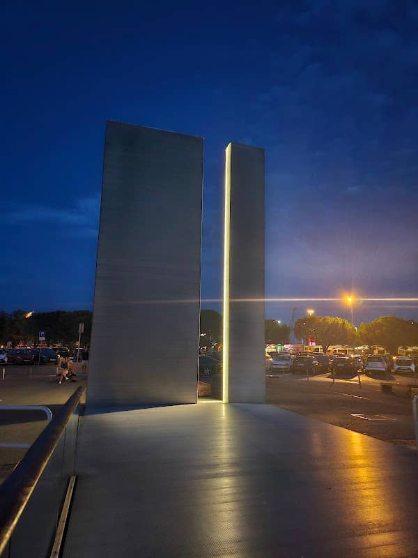 Monument to fallen - Image 1