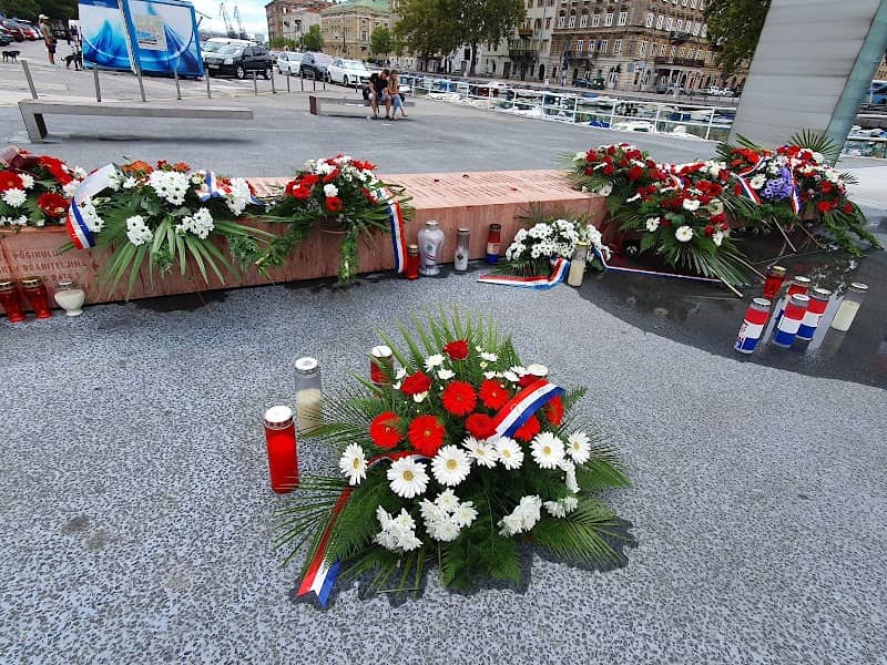 Monument to fallen - Image 2