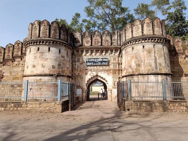 Achalpur's Fort - Image 1