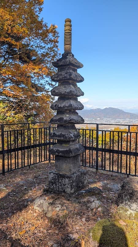 石造大婆坐像/石造多重塔 - Image 1