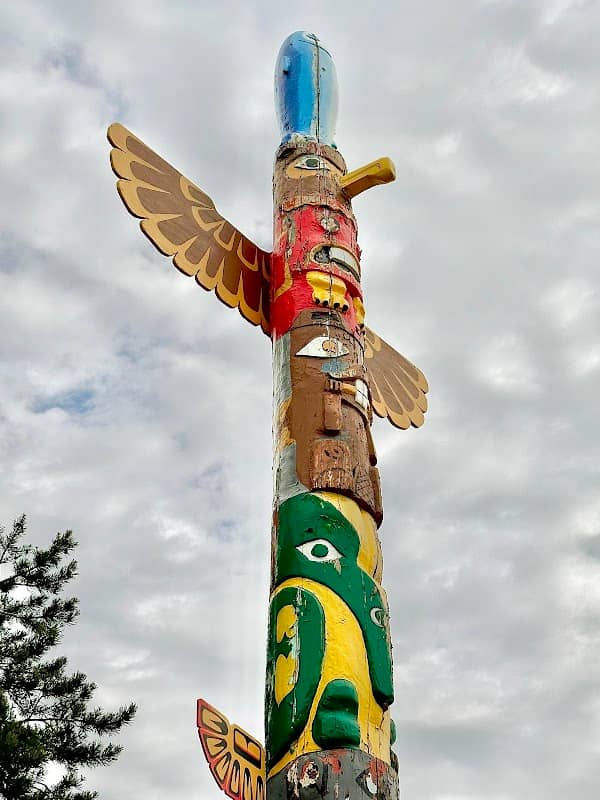 Marina totem poles - Image 2
