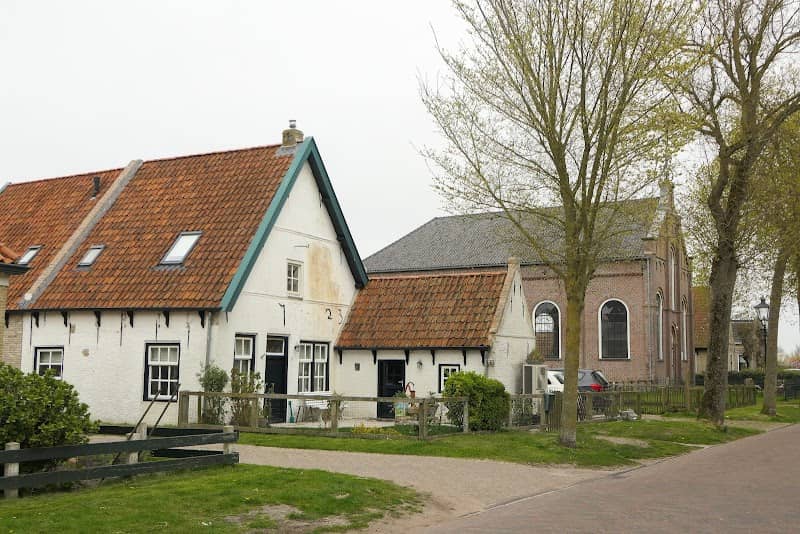 Karakteristiek Amelander huis onder zadeldak tussen topgevels. Gedateerd 172.. (Rijksmonument) - Image 1