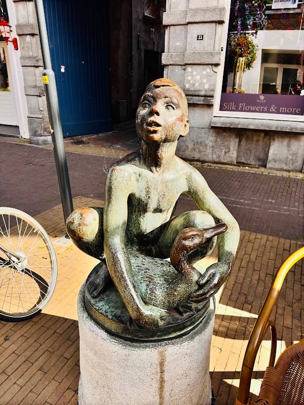 Statue Kind mit Ente - Image 1