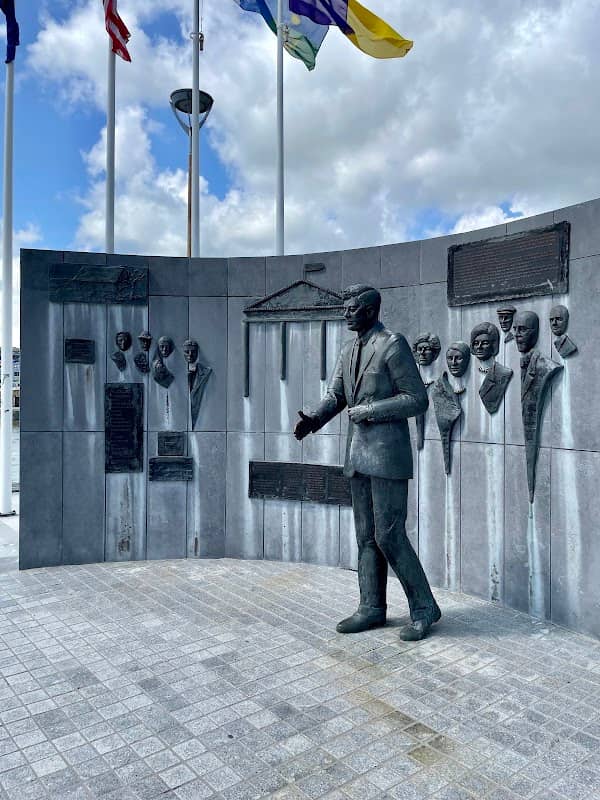 John F Kennedy Statue - Image 2